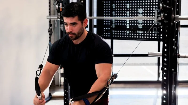 Our tester using the Major Fitness B17 Smith Machine