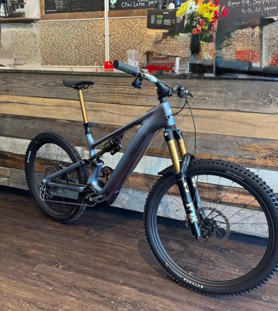 A Speicialized Turbo Levo 4 rests outside a bistro.