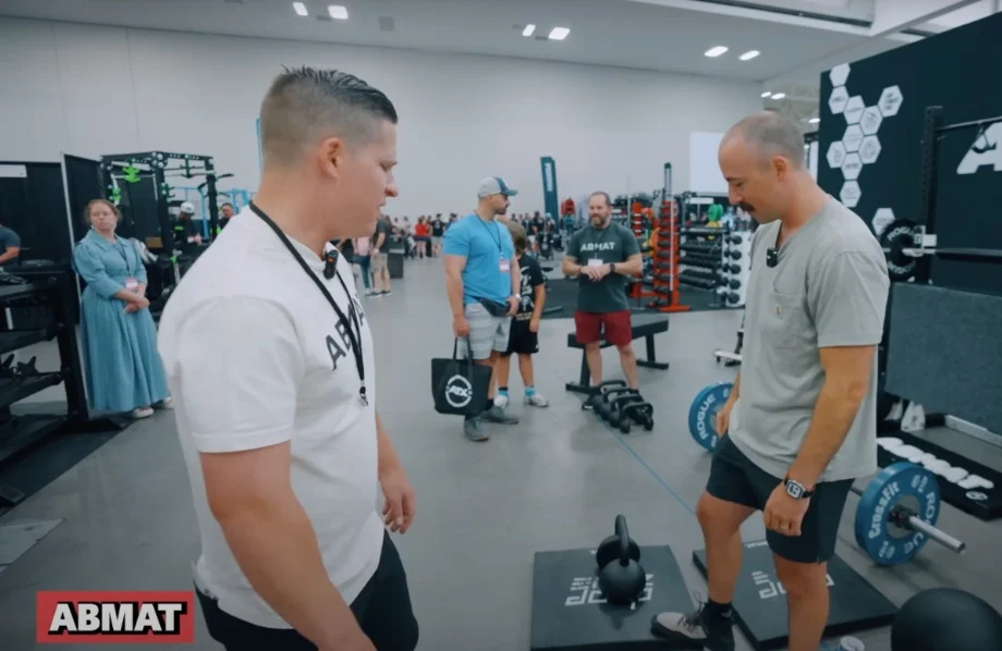 Coop checks out the AbMat at Home Gym Con