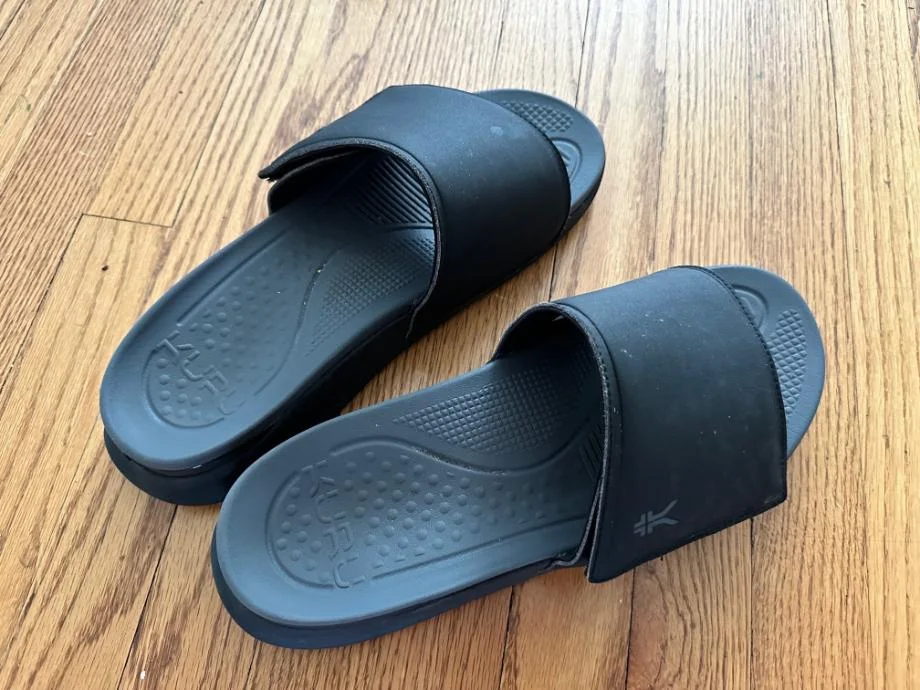 Photo of the Kuru Moment Slides without feet