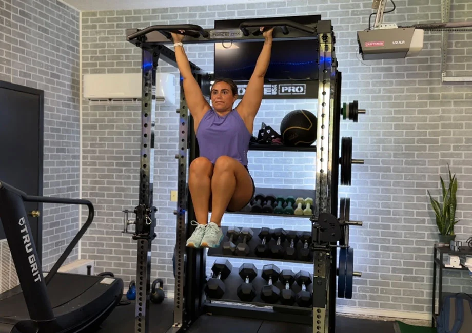 woman-doing-tuck-hold-from-bar