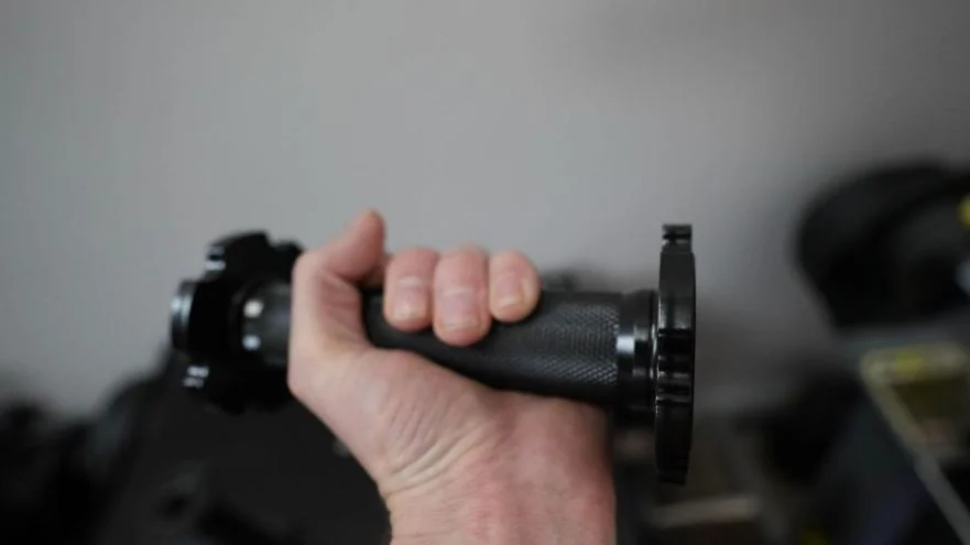 pepin_adjustable_dumbbell_in_hands