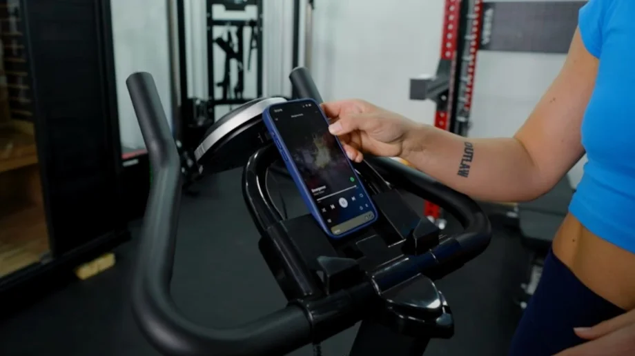 Device holder on a Yosuda YB001R Exercise Bike