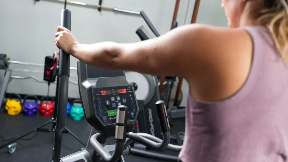 Disaply and woman using Horizon EX 59