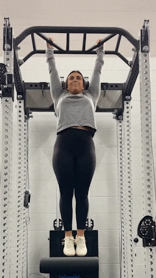 woman doing hanging knee raises