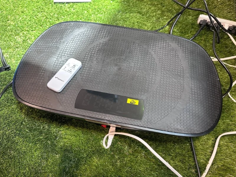 Looking down at the Merach CV30 Pro Vibration Plate