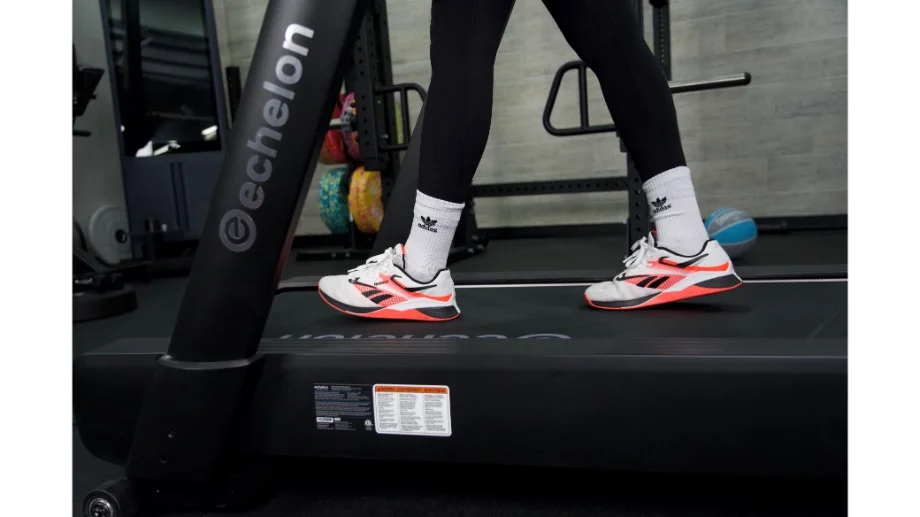 echelon stride 8 s 22 close up side of deck and walking