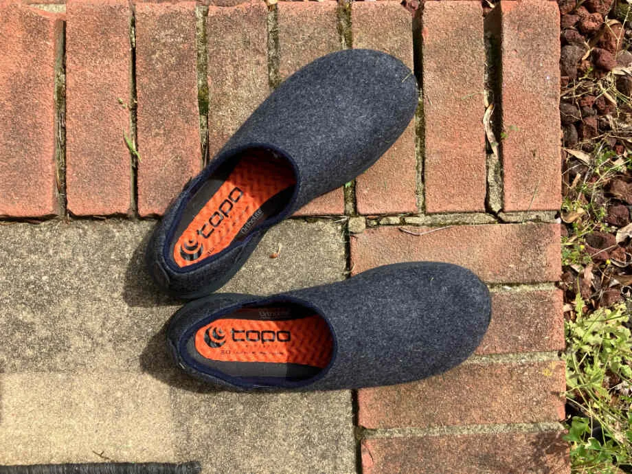 A pair of Topo Recovr 2 recovery shoes.