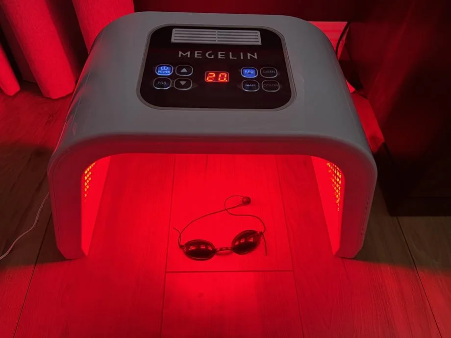 The Megelin Red Light Therapy Machine with red light