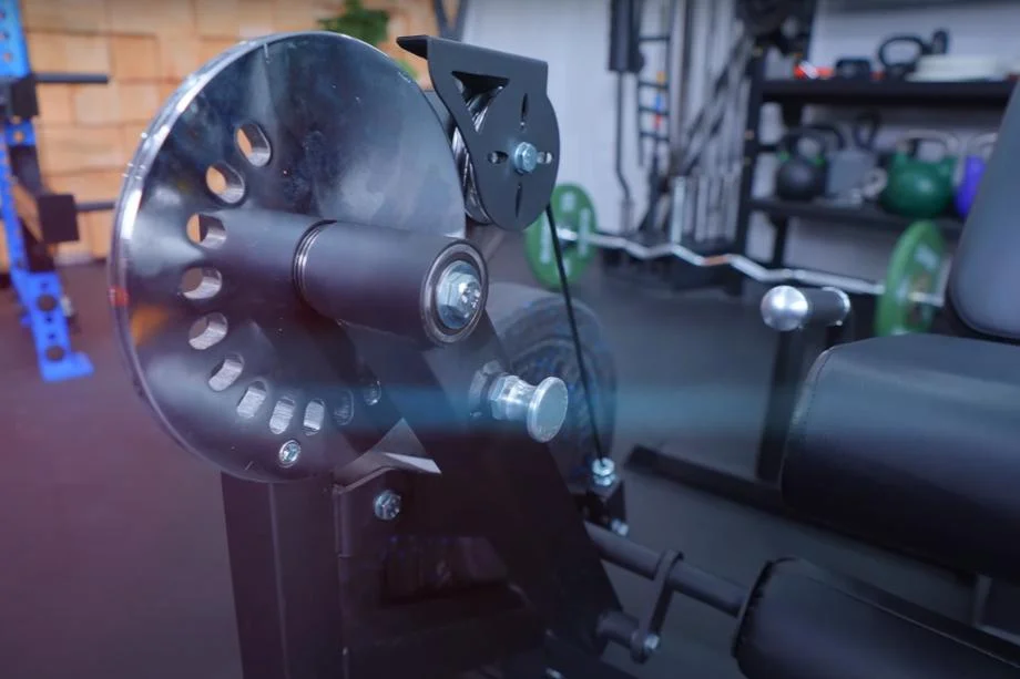 A close ook at the sundial pulley on a RitFit PLC01 Leg Extension Curl Machine