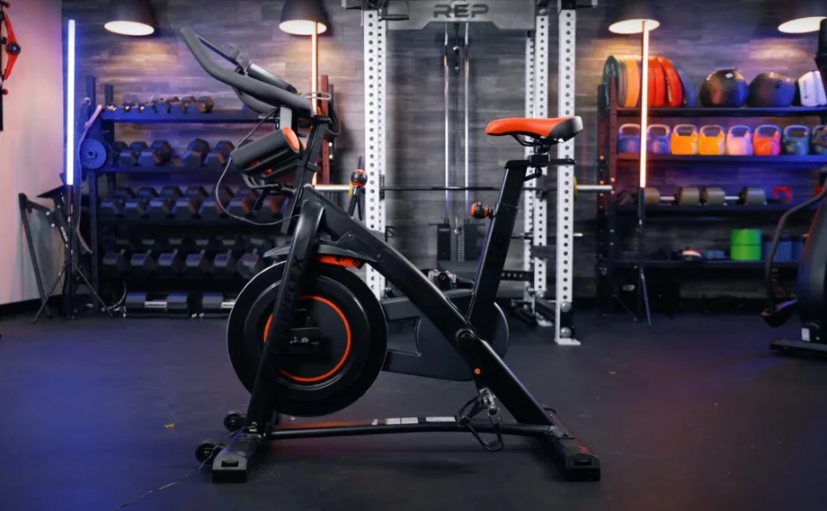 A side view of the Horizon 7.0 IC Indoor Cycle in a gym