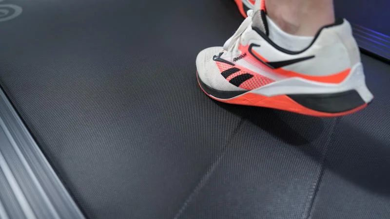 A close look at the deck on an Echelon Stride 6s-10 treadmill.