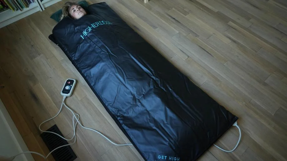 HigherDose woman using sauna blanket