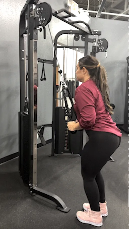 woman doing cable machine tricep pushdowns