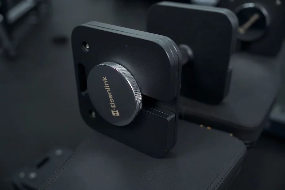 A close look at an Eisenlink Adjustable Dumbbell.