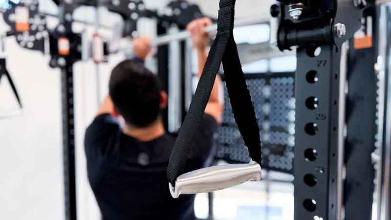 Our tester raising the bar on this Major Fitness B17 Smith Machine