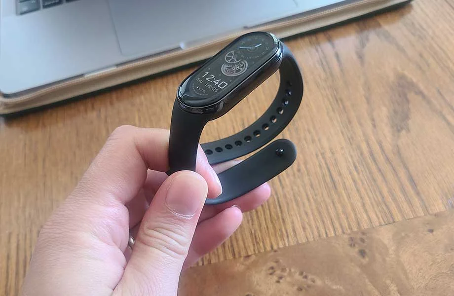holding xiaomi fitness tracker