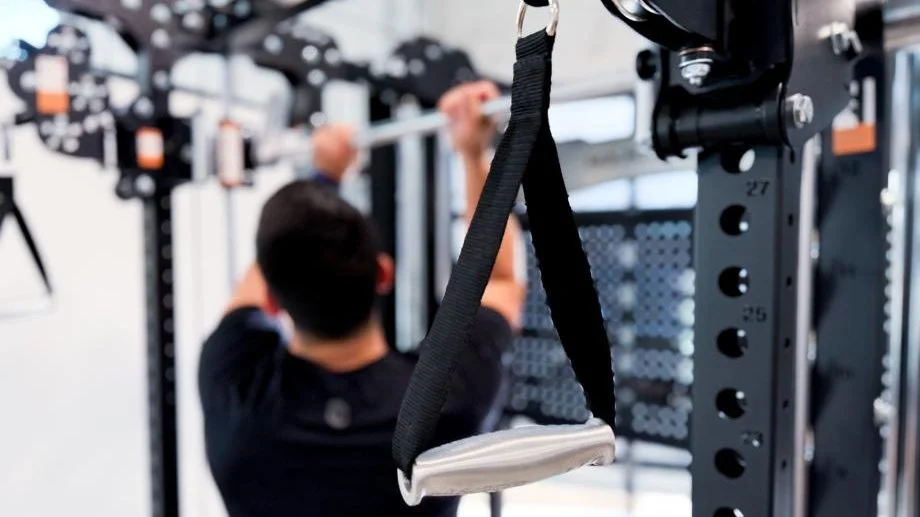 A man adjusts the Smith machine bar while using the Major Fitness B17