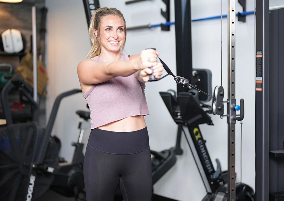 A Trainer Shows You How to Do the Pallof Press Exercise