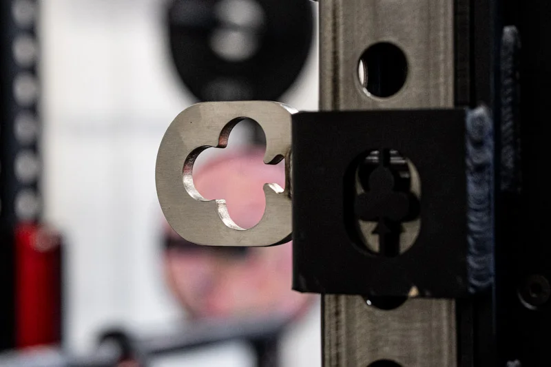 Oak Club James Hook J-Cup pin