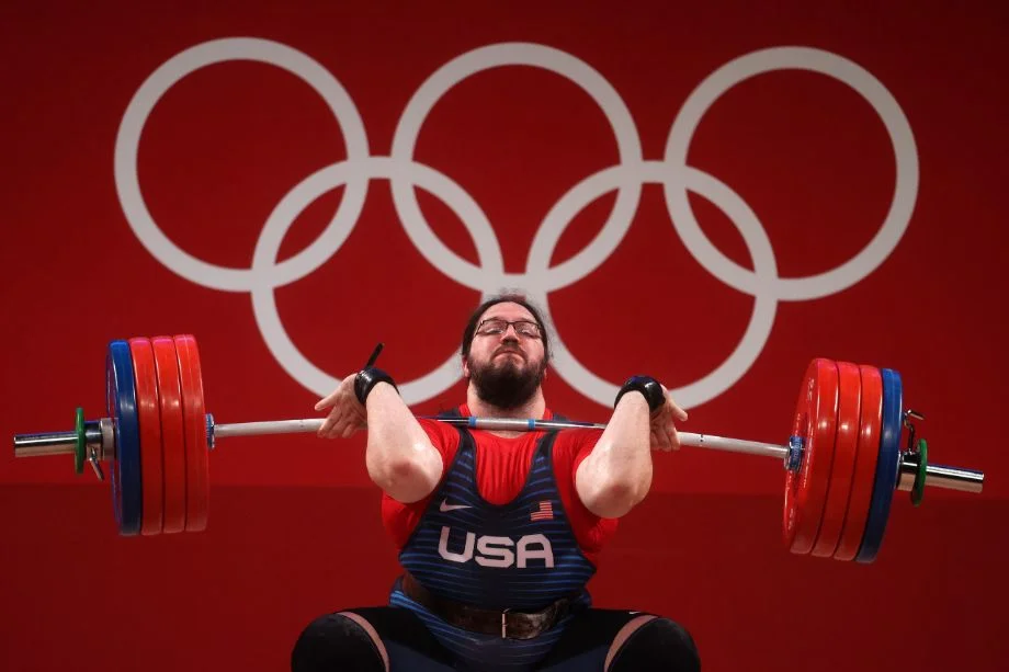 Man performing a clean at the Tokyo Olympics
