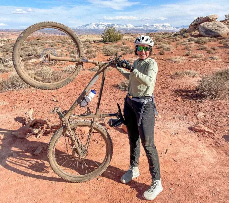 Amanda Capritto poses in the desert with an upright Marin Bobcat Trail 3