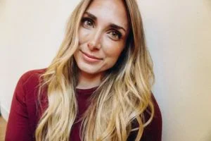 A headshot of Lindsay Scheele, a reviewer for Garage Gym Reviews Everything