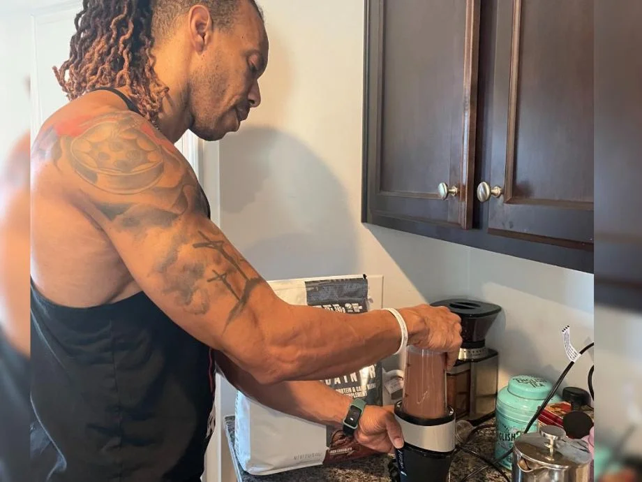 man_blending_dymatize_mass_gainer