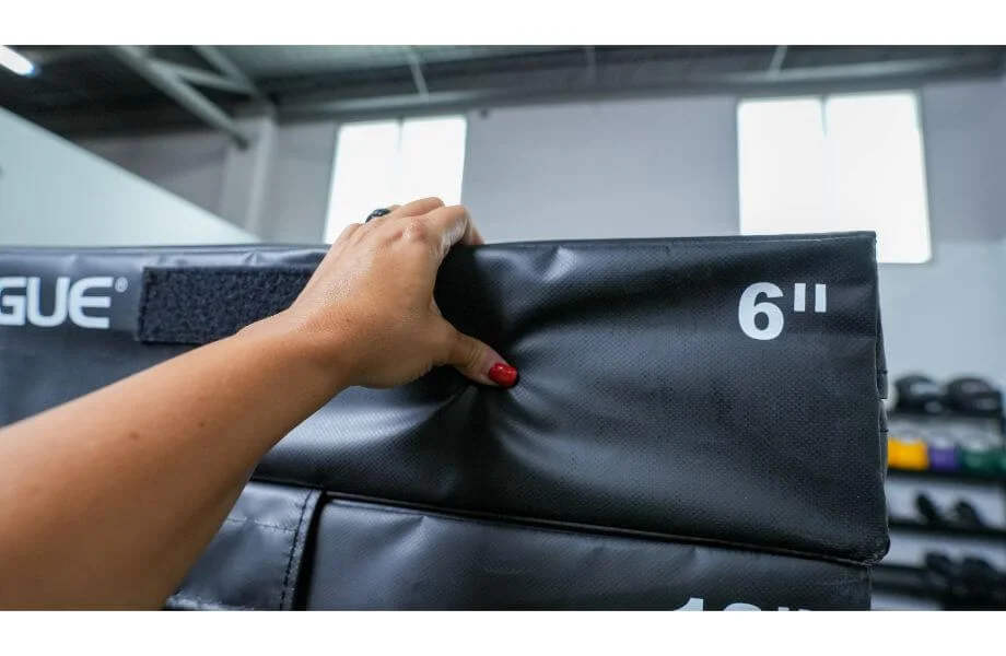 holding rogue plyo box