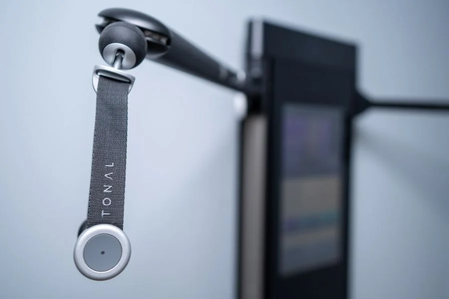 Smart handle attached to the Tonal