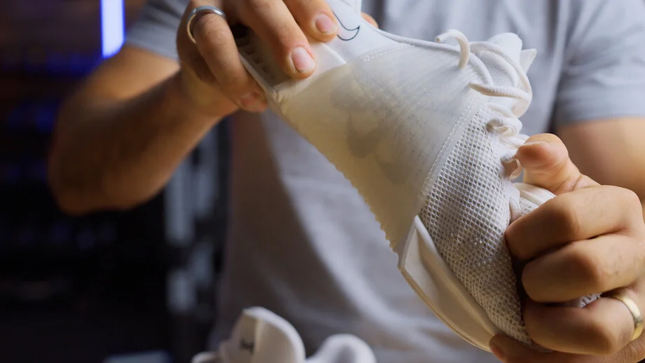 holding nike metcon 9