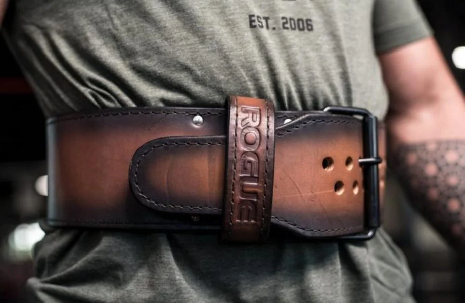 A person wearing the Rogue 4" Faded Lifting Belt