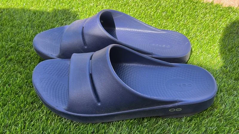 Side view of a pair of OOFOS OOahh Slides.