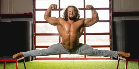 Jujimufu doing a straddle pose while flexing