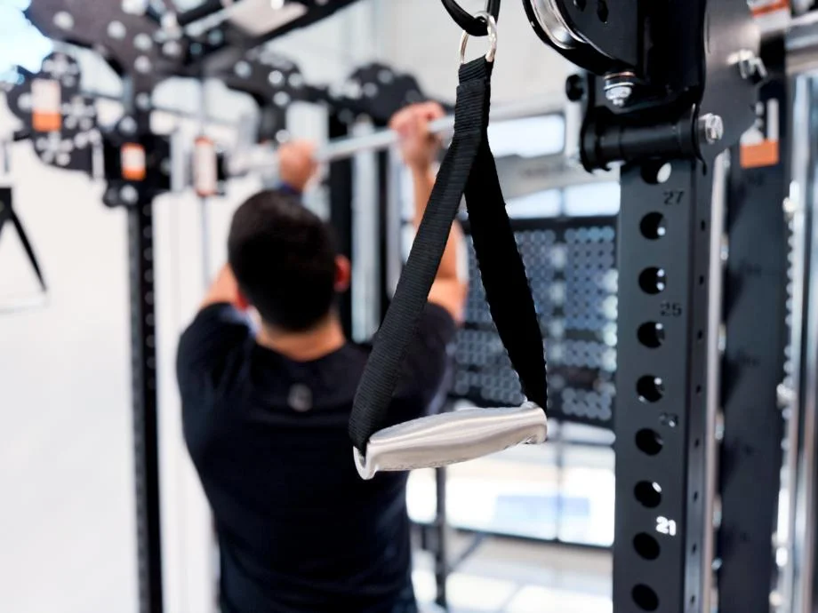 A man adjusts the Smith machine bar while using the Major Fitness B17