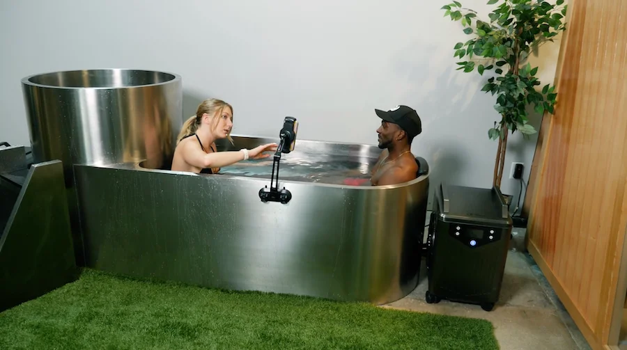 Two people in the Polar Monkeys Contrast Edition tub