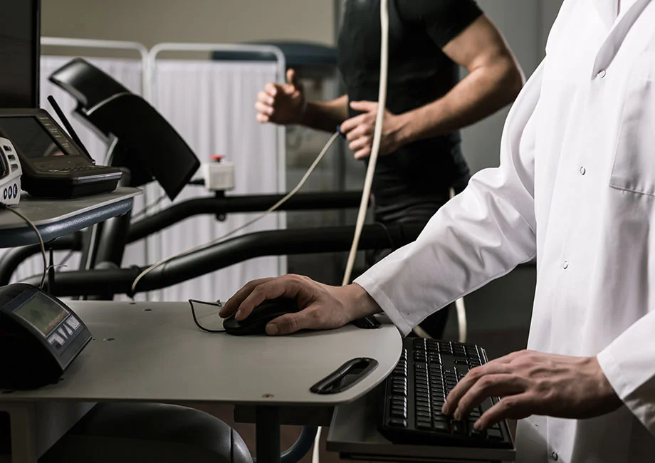 doctor-supervising-treadmill-stress-test