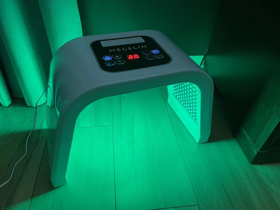 The Megelin Red Light Therapy Machine with green light