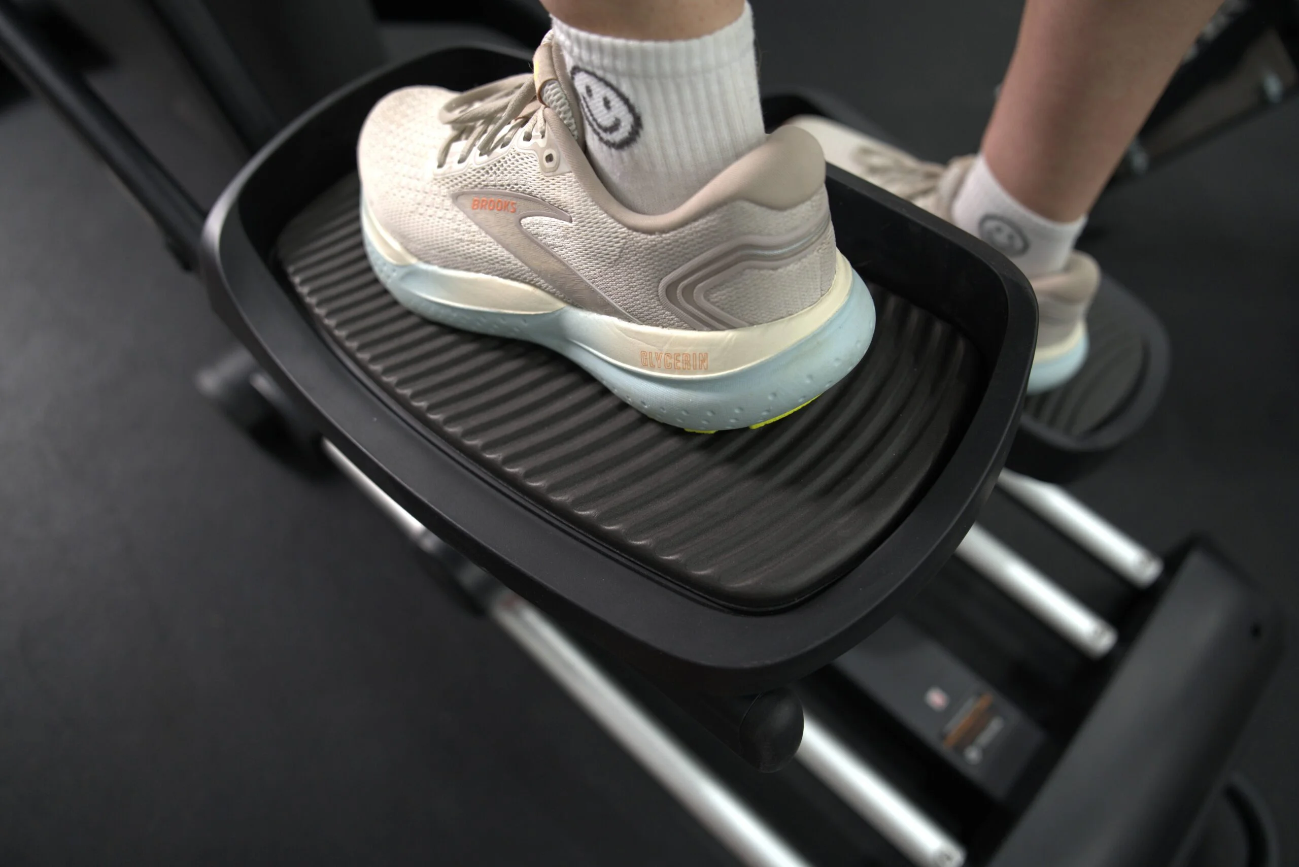 Pedals on a Yosuda Dolphin Elliptical