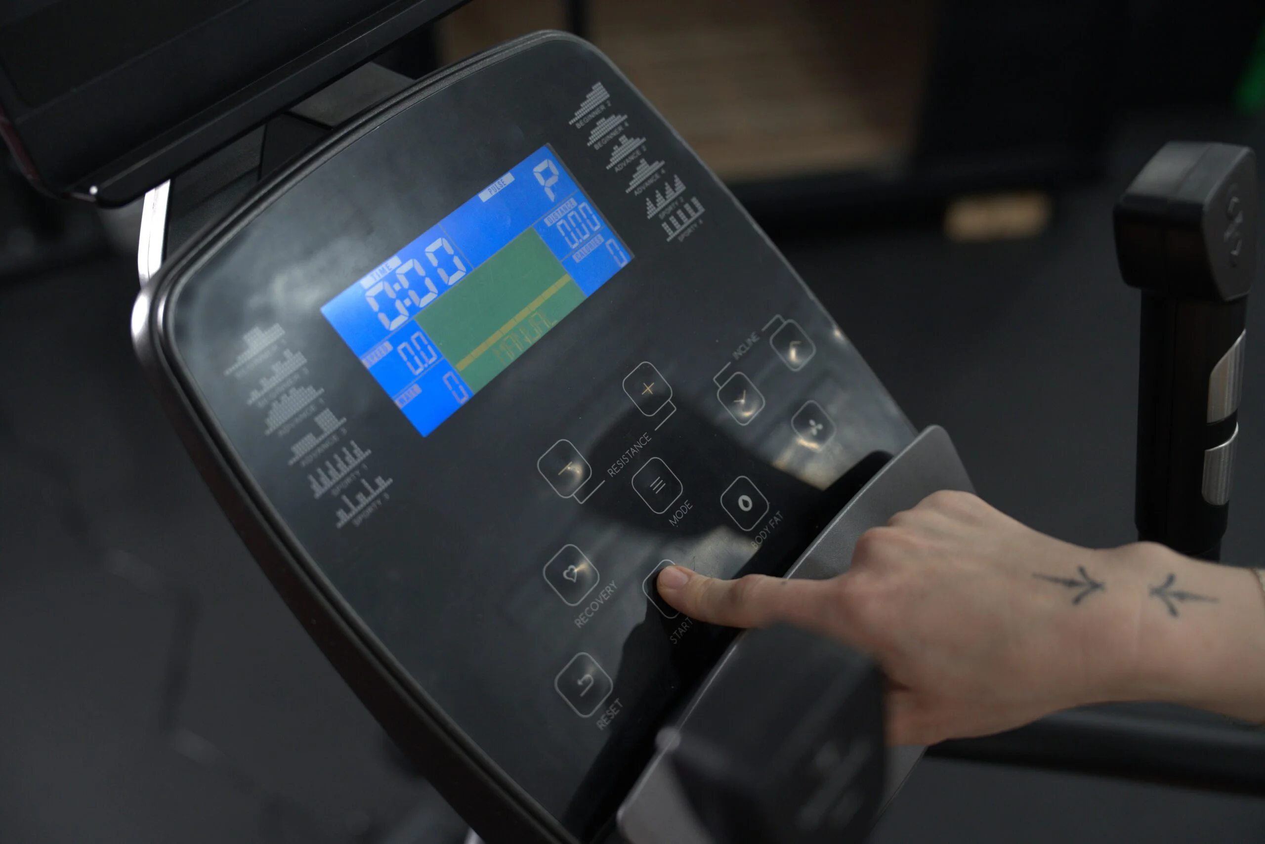 Display and controls on a Yosuda Dolphin Elliptical