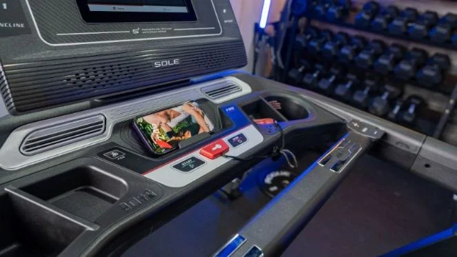 sole_f80_phone_holder