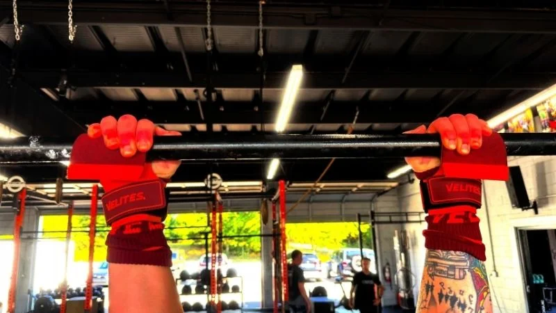 Our tester demonstrating the Velites Hand Grips All-Terrain during a pull-up workout.