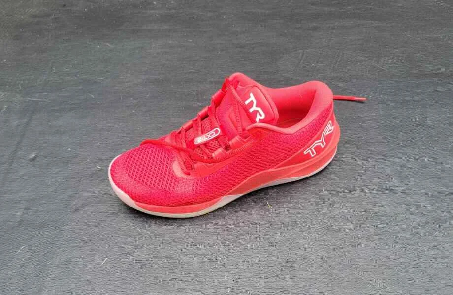 tyr cxt 2 trainers in red on black mat