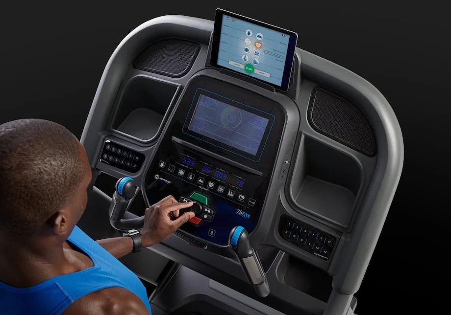A user makes changes to settings during a workout on the Horizon 7.8 AT